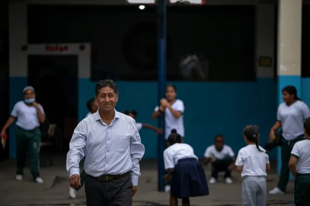 El maestro Hilario Beltrán, en una escuela ubicada en la Isla Trinitaria, en Guayaquil, el 9 de julio, 2025.
VICENTE GAIBOR